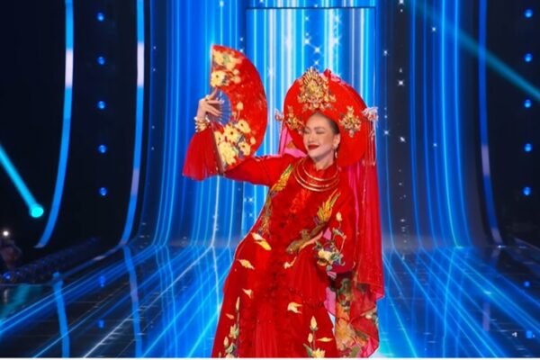 Bui Quynh Hoa made a good impression in the national costume performance competition 2