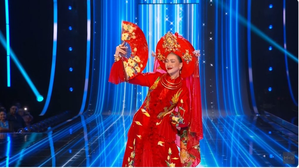Bui Quynh Hoa made a good impression in the national costume performance competition 2