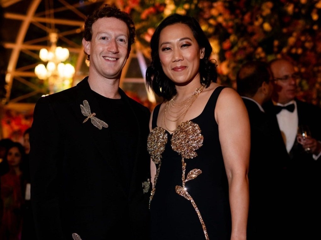 Facebook CEO and his wife wore `ostentatious` clothes at the Indian billionaire's party 3