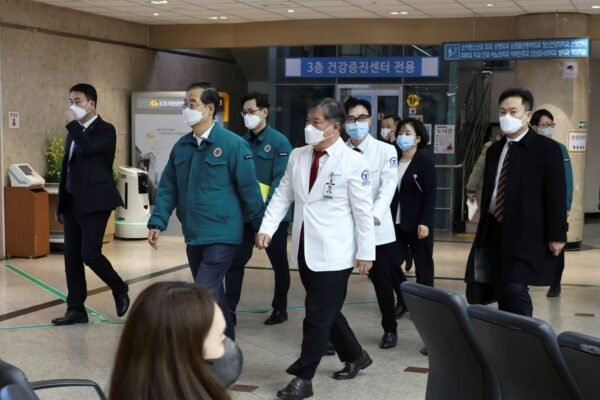 South Korea issued an `ultimatum` to striking doctors 0