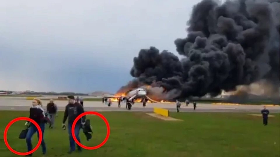 Controversy over passengers trying to get their luggage when a Russian plane crashed 1