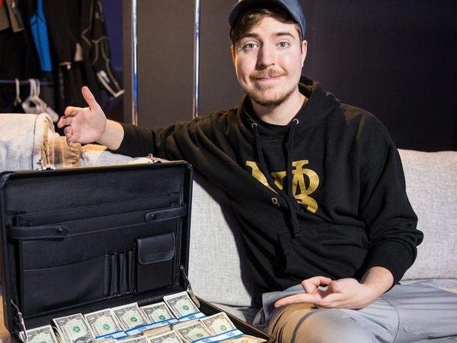 Making a video for 6 years that no one watched, a 21-year-old YouTuber suddenly became a millionaire thanks to finding the 'secret' behind YouTube's algorithm 2