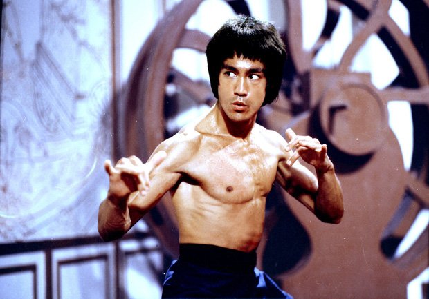 Not only fighting, Bruce Lee also had the talent of taking girls `straight to the moon`. 2